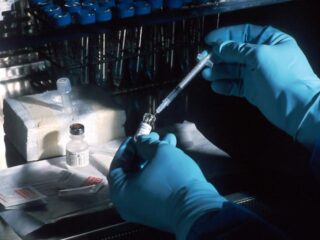 Coronavirus gemaakt in een lab? Deze complottheorieën zijn bullshit