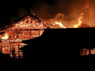 Brand verwoest Japans kasteel van 600 jaar oud