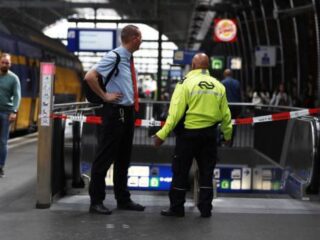 Politie schiet verdachte neer op Amsterdam Centraal na steekincident