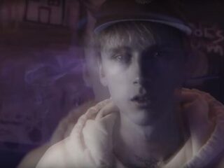 VIDEO: Machine Gun Kelly eert overleden Chester Bennington met gevoelige cover van Numb