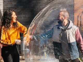 Man die date regelde met drone heeft haar nu ontmoet in opblaasbare bal