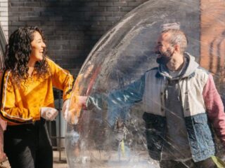 Man die date regelde met drone heeft haar nu ontmoet in opblaasbare bal