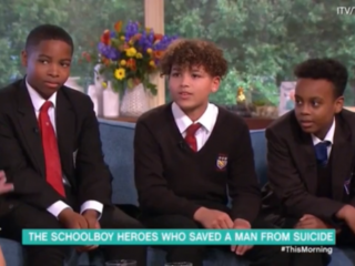 Drie Britse jongens redden man die van brug wilde springen