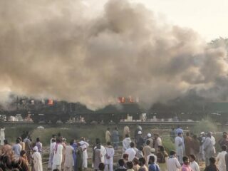 Tientallen doden door brand op trein in Pakistan