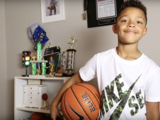 VIDEO: Deze 6-jarige basketballer kan beter dribbelen dan praten