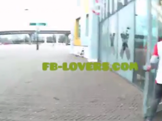 Dit gebeurt er als YouTuber met Feyenoordshirt Ajax Fanshop binnenloopt