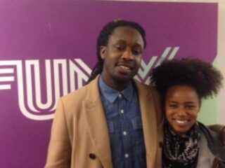 Akwasi introduceert 'rechillen': mediteren, maar dan dope