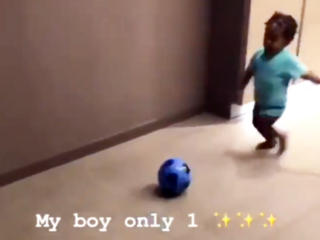 Zoontje (1) van Raheem Sterling blijkt natuurtalent