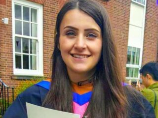 Slapende treinpassagier in geldnood wordt wakker met cadeau op schoot