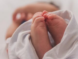 Oma zet eigen kleindochter op de wereld