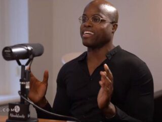 Jandino openhartig over opgroeien in armoede en de weg naar succes