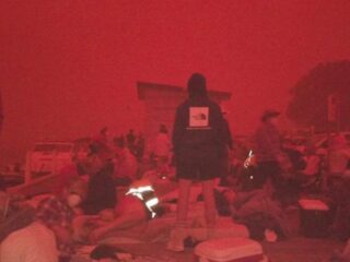 Duizenden Australiërs vluchten naar strand vanwege oprukkende bosbranden