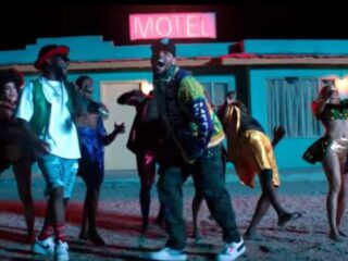 Davido en Chris Brown droppen zwoele clip van zomerse collab