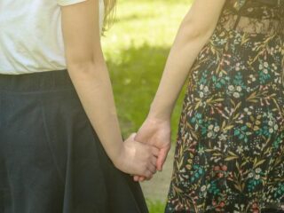 Joëlle kaapt Hayat tijdens speeddate op de radio