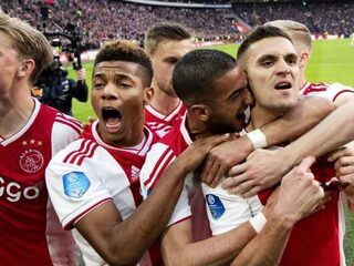 Ajax wint topper van PSV ondanks rode kaart
