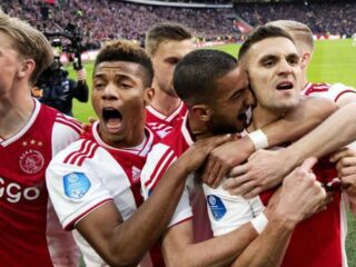 Ajax wint topper van PSV ondanks rode kaart