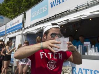 PVDA: gratis water op festivals moet verplicht zijn