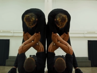VIDEO: Zieke spiegelchoreo speelt spelletjes met je hersens