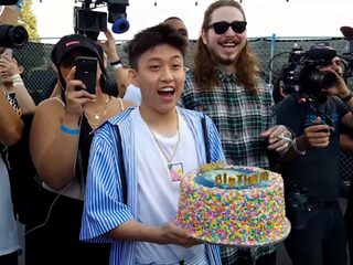 Post Malone verrast Rich Chigga met gospelkoor voor zijn verjaardag