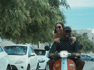 YOUNGBAEKANSIE verliefd in nieuwe clip ‘Badgalriri’