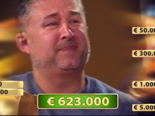 VIDEO: Emotionele Arno wint groot geldbedrag bij Miljoenenjacht en belt meteen zijn ouders