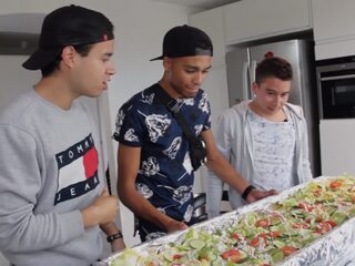 WTF: YouTubers bouwen en eten de grootste kapsalon ter wereld
