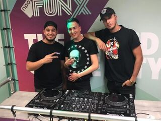 'YouTube-vijand' Bella Arino reikt award uit aan YousToub