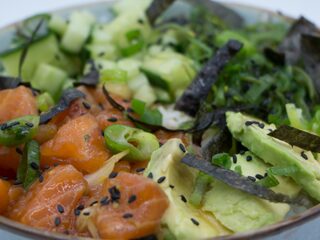 Lekker en gezond: Deze poke bowl geeft je een vitamineboost