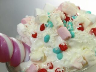 Smelt overgebleven chocoladeletters om tot warme 'unicorn' chocolademelk