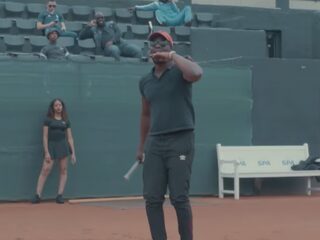 LouisVos laat tennistalent zien in nieuwe clip Tennis