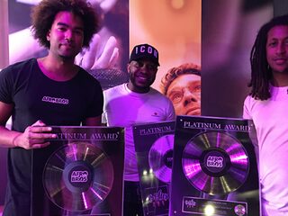 Afro Bros en Finest Sno ontvangen Platina voor '18 Plus'