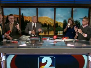 Presentatoren eten live op televisie de pittigste chips ter wereld en dat gaat fout