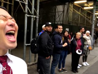 VIDEO: Youtuber zingt reggaeton- en bachatatunes keihard op straat