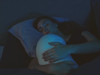 Slaap je slecht en wil je 's nachts cuddelen? Probeer deze knuffelrobot