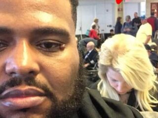 Man geeft perfecte comeback na racistische opmerking op vliegveld