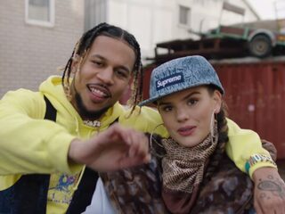 Vroom, vroom! De clip van FamkeLouise en Bokoesam is uit