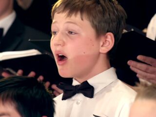 Bizar: YouTuber geeft jongenskoor ghost pepers terwijl ze zingen