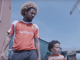 Bokoesam toont persoonlijke kant in documentaire over zijn debuutalbum Solo