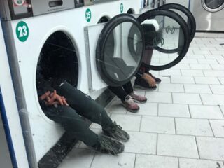 Schokkende foto: Parijse straatkinderen zoeken warmte in droger