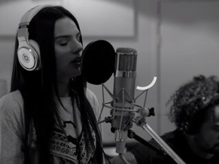 Famke Louise deelt akoestische versie Op Me Monnie