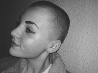 School schorst meisje omdat ze haar hoofd kaal schoor voor goede doel