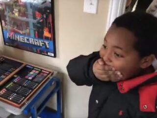 Thuisloze jongen (8) huilt van vreugde na zien eigen slaapkamer