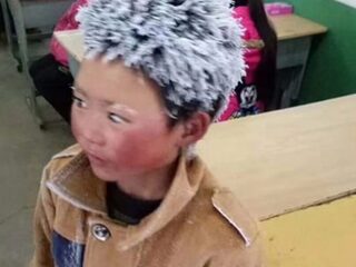 Chinese 'Ice Boy' die door vrieskou naar school liep krijgt flink geldbedrag