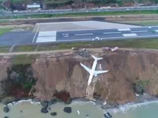 Vliegtuig met 162 passagiers belandt naast landingsbaan