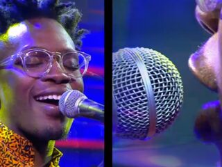 Amartey krijgt De Wereld Draait Door aan het swingen