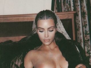 Kim K post (naakt)foto's met vlechtjes in en mensen zijn daar niet blij mee