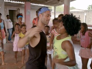 Jan en Ish leren de Afrikaanse slavendans Mapalé in Colombia