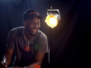 Video: Hoe freaky is Dopebwoy in bed?