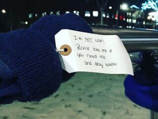 Britten laten massaal warme kleding achter voor zwervers in de kou