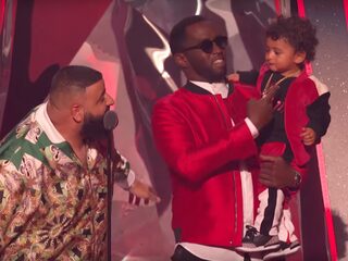 Asahd Khaled skipt zijn vader heel eventjes voor 'oom' Diddy tijdens iHeart Radio Awards
